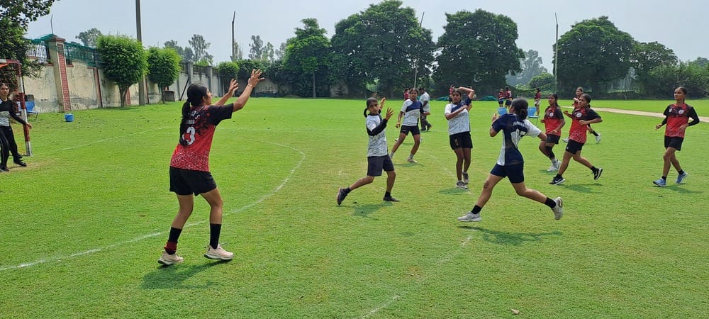 सीबीएसई नॉर्थ जोन-2 गर्ल्स हैंडबॉल टूर्नामेंट में जीत के पसीना बहाती खिलाड़ी। संवाद
