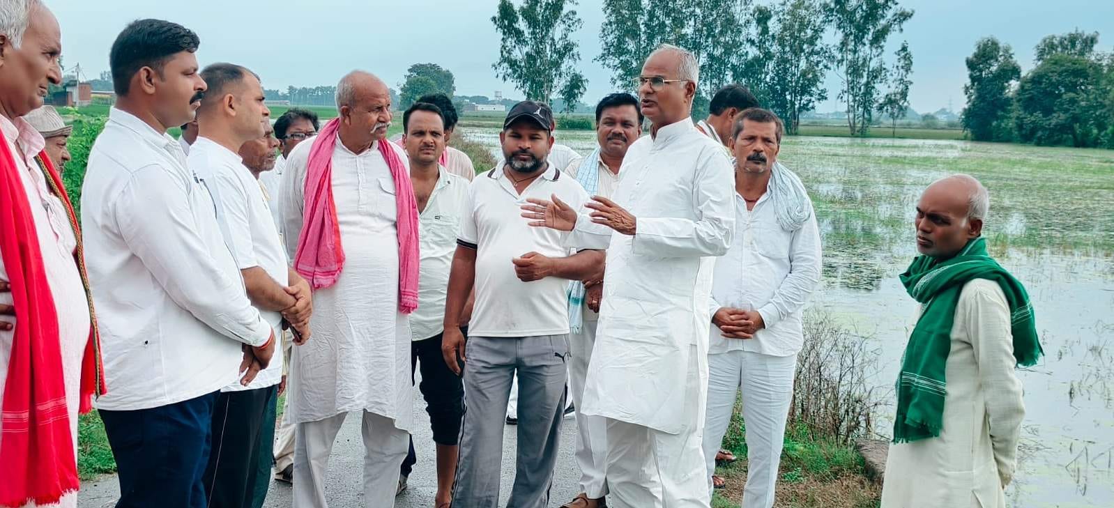 सकलडीहा में बाढ़ प्रभावित क्षेत्र का भ्रमण करते पूर्व सांसद रामकिशुन यादव। स्रोत:-स्वयं