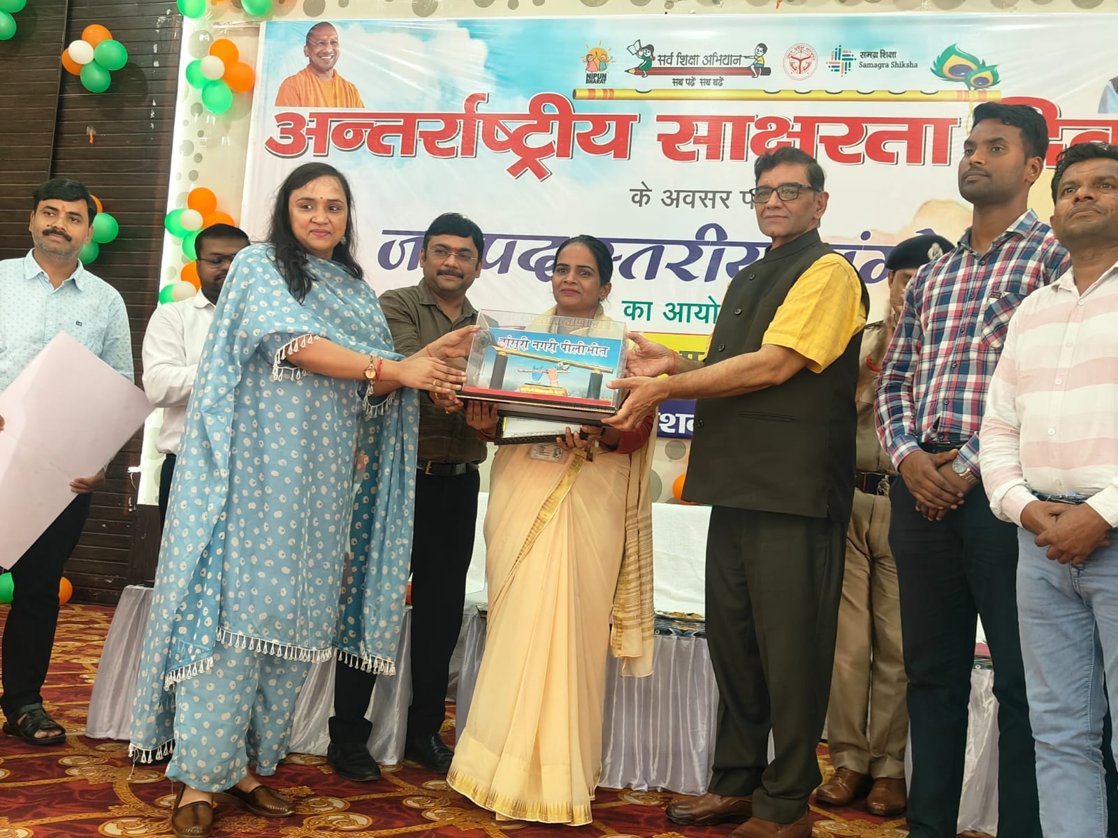 साक्षरता दिवस पर पिपरिया अगरु प्राथमिक विद्यालय की प्रधानाध्यापक सैयदा को सम्मानित करते डीएम। स