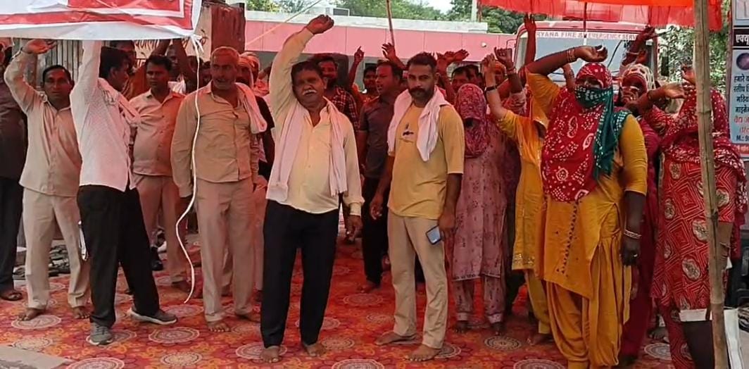 सरकार के खिलाफ नारेबाजी करते सफाई कर्मचारी।