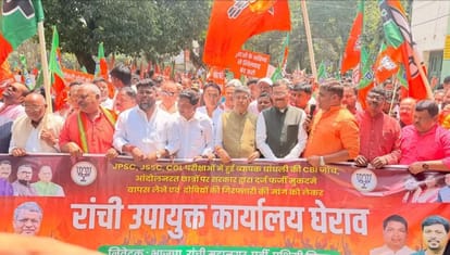 रांची: झारखंड सरकार के खिलाफ प्रदर्शन करते भाजपा के अध्यक्ष और अन्य नेता।