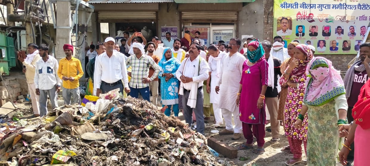 Return to work continues, but workers face opposition over garbage collection in Sirsa.