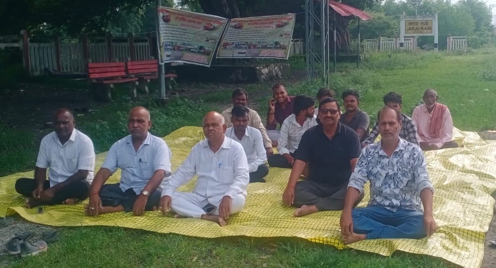 Demand for 'City Station' status; sit-in protest continues.