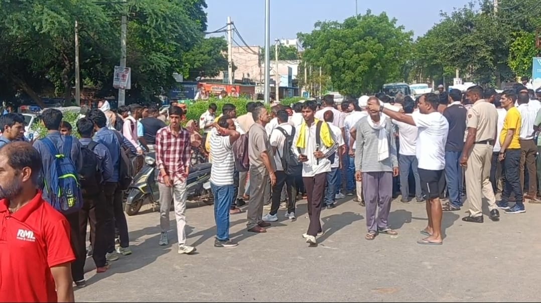 Laxmi Nagar residents outraged over sewer overflow and contaminated water; two-hour traffic jam on Narnaul Road.