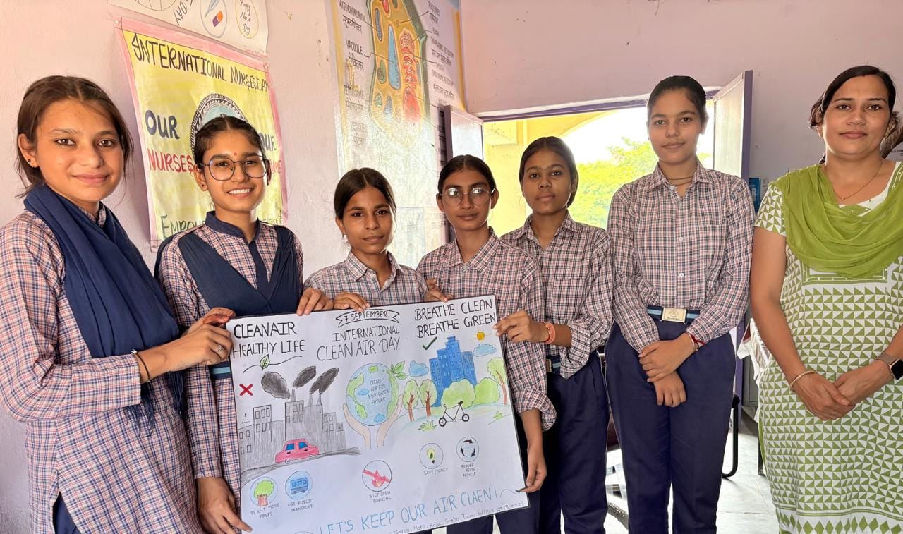 स्वच्छ वायु दिवस पर चार्ट बनाती छात्राएं। विज्ञप्ति