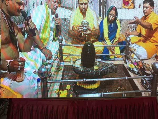 Mahadev was adorned amidst chanting of Vedic mantras.