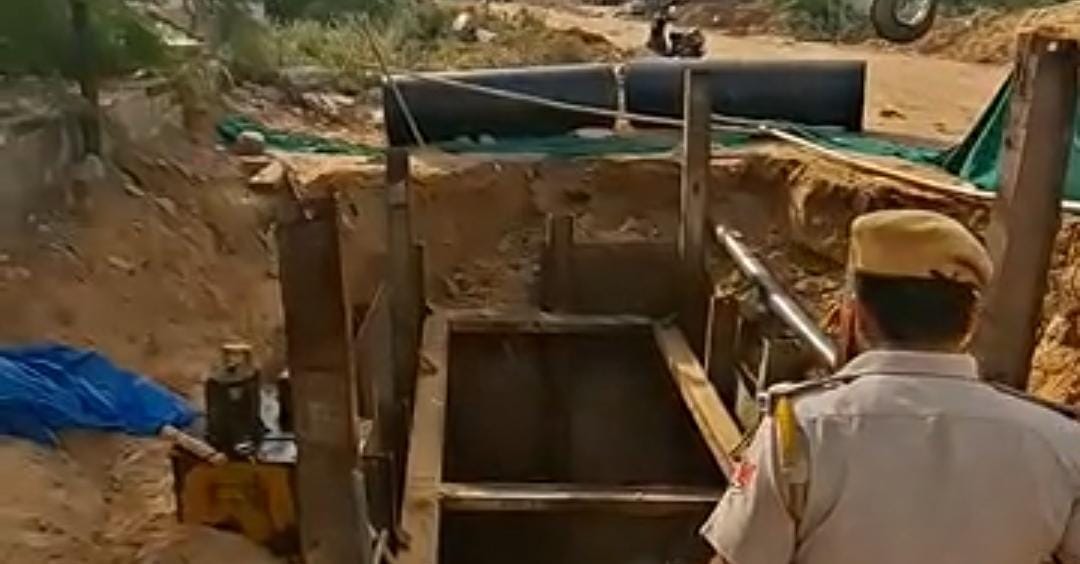 सीवरेज लाइन डालते समय मिट्टी में दबा मजदूर, अस्पताल में हुई मौत