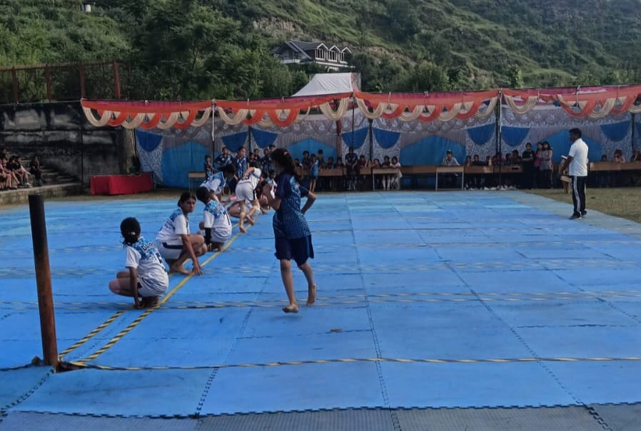 शिंगला स्कूल में आयोजित खेल कूद प्रतियोगिता में भाग लेती छात्राएं : प्रबंधन