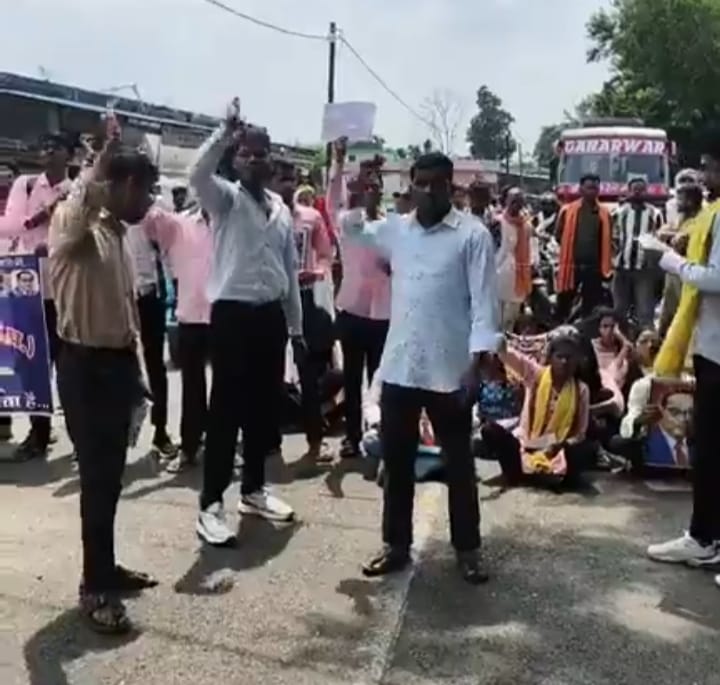 अनूपपुर: छात्रावास की जमीन से निजी निर्माण के लिए रास्ते का विरोध, विरोध में छात्रों ने किया चक्काजाम