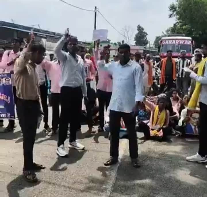 धरने पर बैठे छात्र
