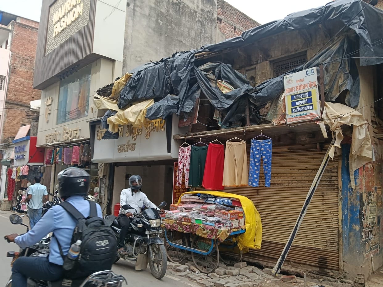 150 families living beneath crumbling walls and weak roofs; 45 buildings in the city identified following an accident.