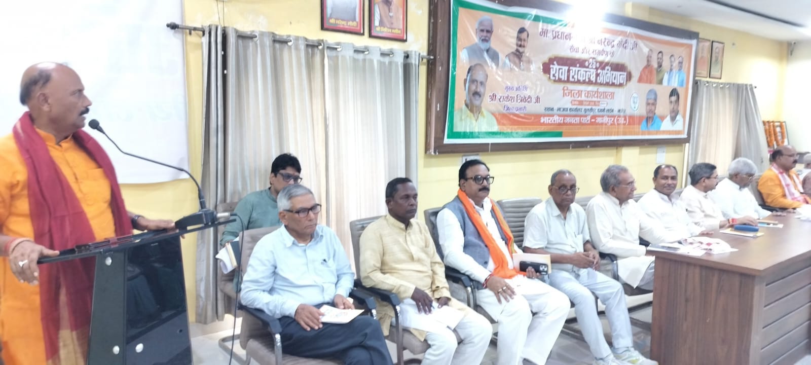 शहर के छावनी लाइन स्थित भाजपा जिला कार्यालय के सभागार में आयोजित कार्यशाला में बोलते पार्टी के 
