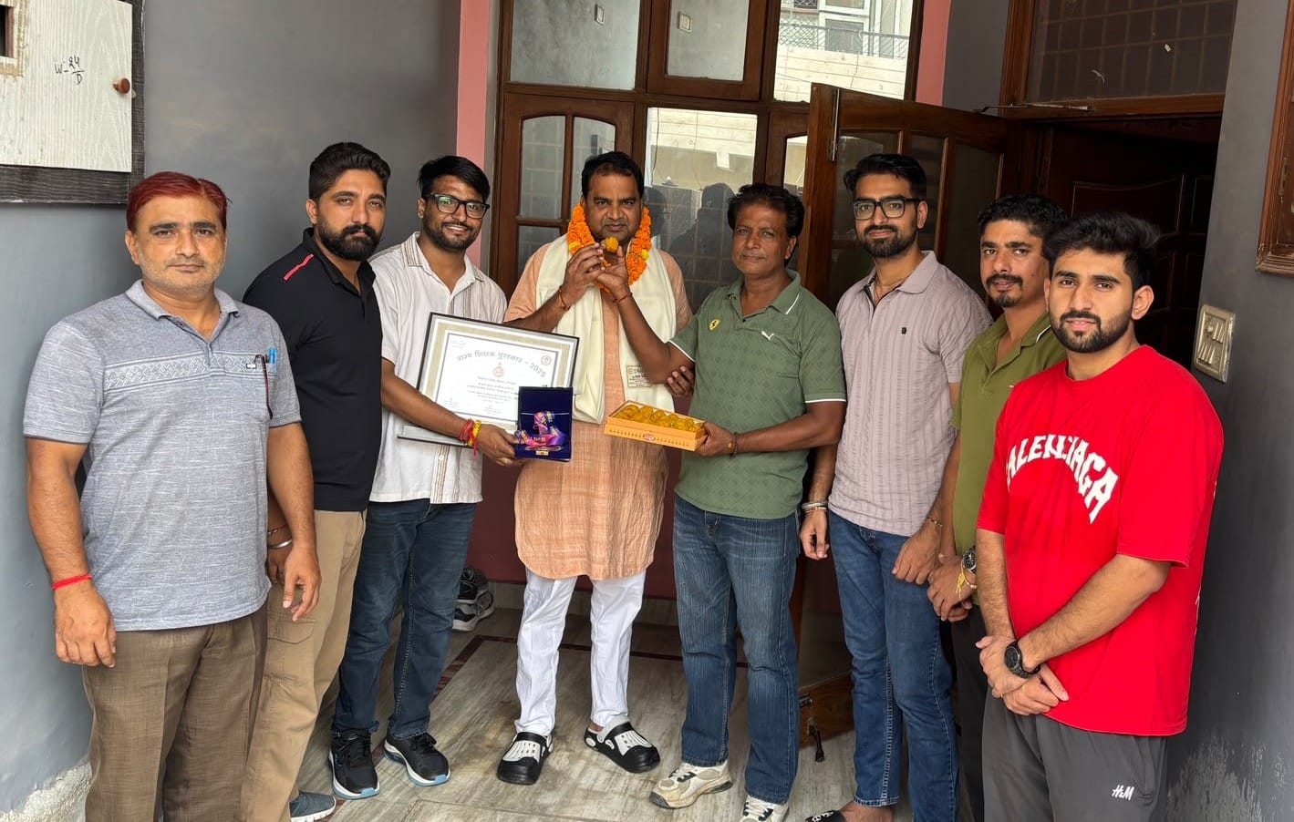 शिक्षक पवन कुमार के साथ संस्था के पदाधिकारी। आयोजक