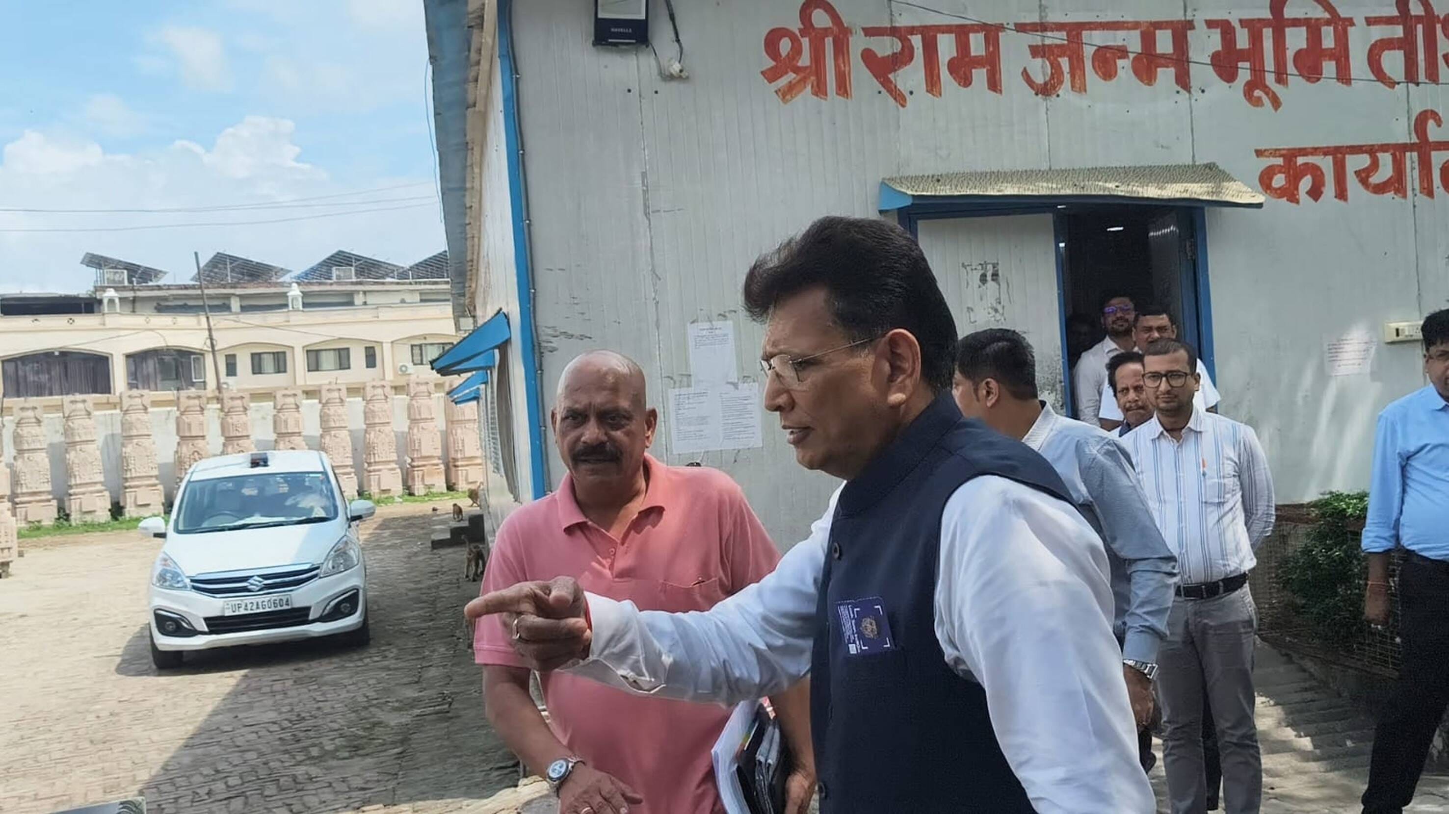 श्रीराम जन्म भूमि तीर्थ क्षेत्र कार्यालय में बैठक कर बाहर आते राममंदिर के सीईओ जितेंद्र मिश्रा 