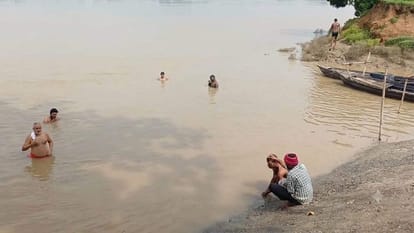 टांडाकला में घटता गंगा का जलस्तर। संवाद