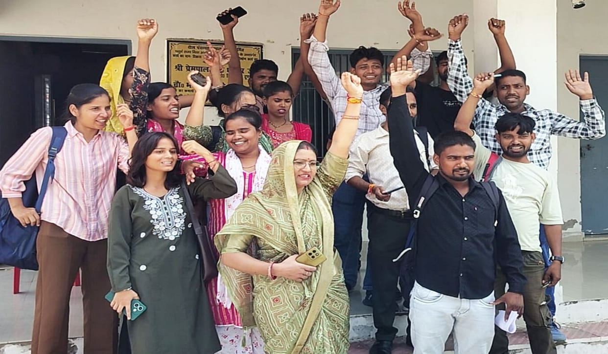 Panchayat assistants boycotted work in support of the Lucknow protest.