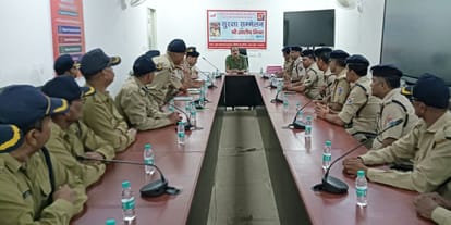 टूंडल के न्यू टूंडला स्टेशन पर बैठक करते आईजी सुरक्षा आशीष मिश्रासंवाद