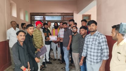 तहसीलदार को ज्ञापन सौंपते करणी सेना के पदाधिकारी। स्रोत: संगठन