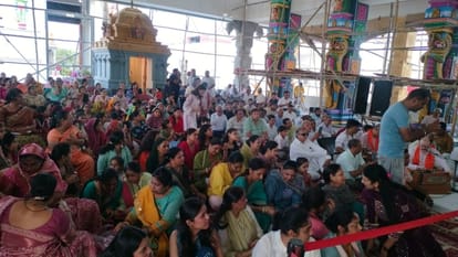 तिरुपति धाम में आयोजित नंद महोत्सव में हिस्सा लेते अर्चक व श्रद्धालु