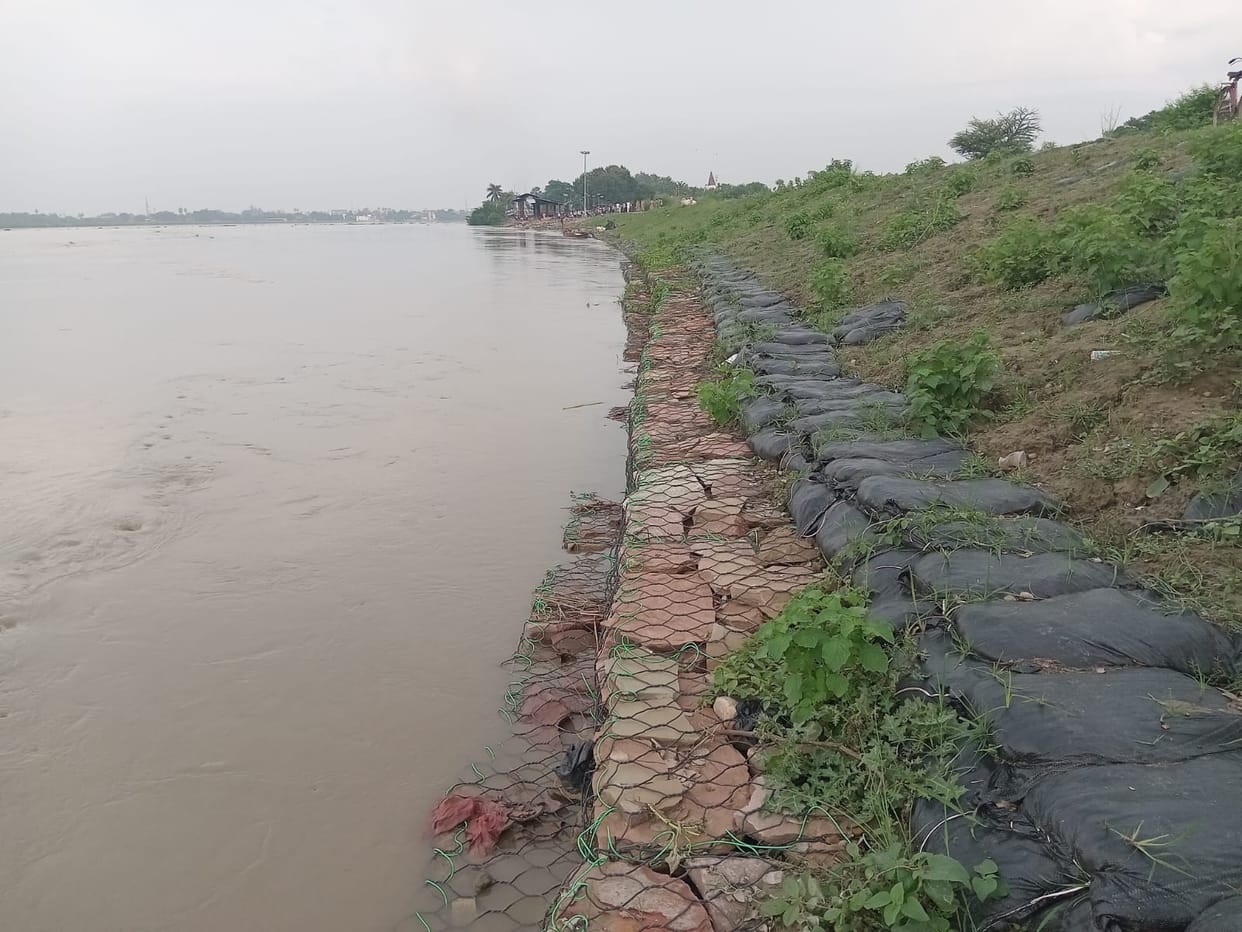 Risk of erosion intensifies from Khaki Baba Kuti to Janaki Ghat; floodwaters spread onto the roads.