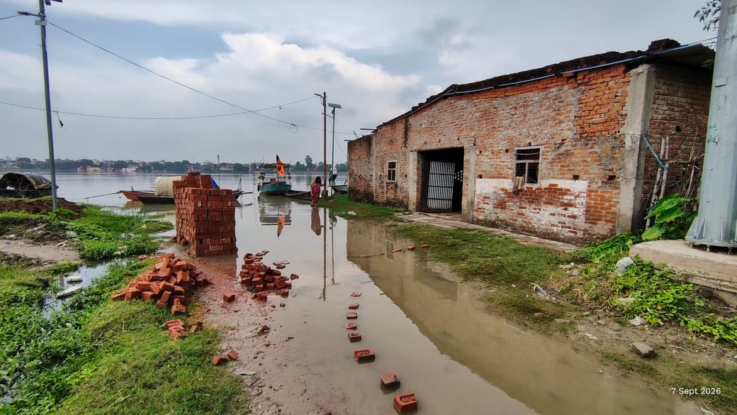 16 Devara villages surrounded Saryu floodwaters Over 40000 people affected contact outside areas cut off