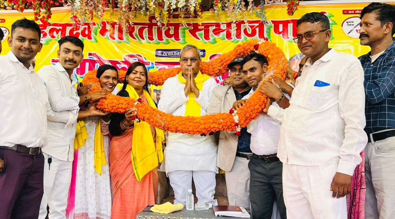 देउपुर बाजार स्थित मैरिज हॉल में सुहेलदेव भारतीय समाज पार्टी केसमरसता संगोष्ठी में मंच पर मौजूद