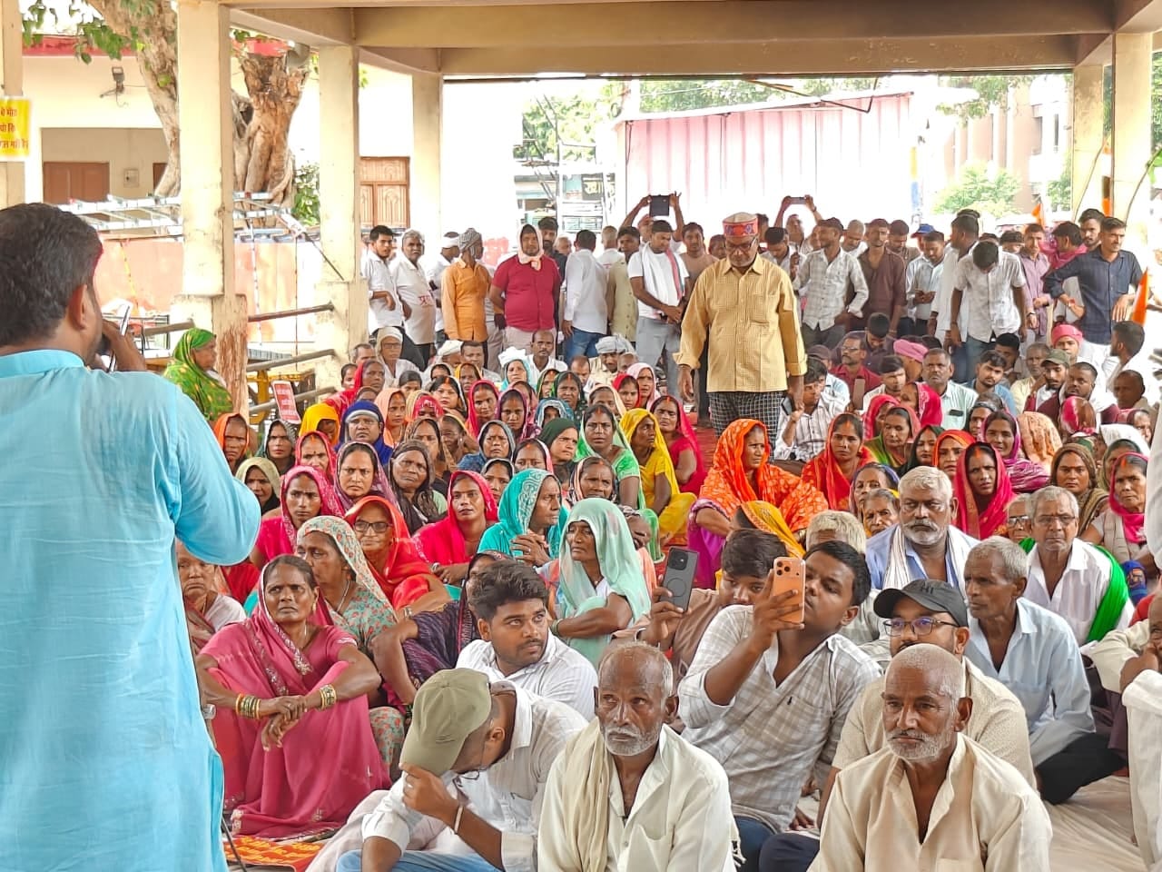 देवारा क्षेत्र में बुनियादी सुविधाओं की कमी को लेकर रिक्शा स्टैंड पर धरना देते ग्रामीण। स्रोत-स