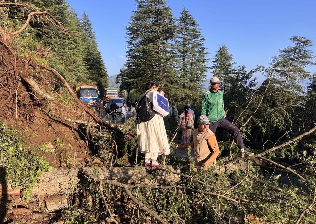ठियोग में भूस्खलन से चार घंटे बाधित रहा नेशनल हाईवे 5। संवाद