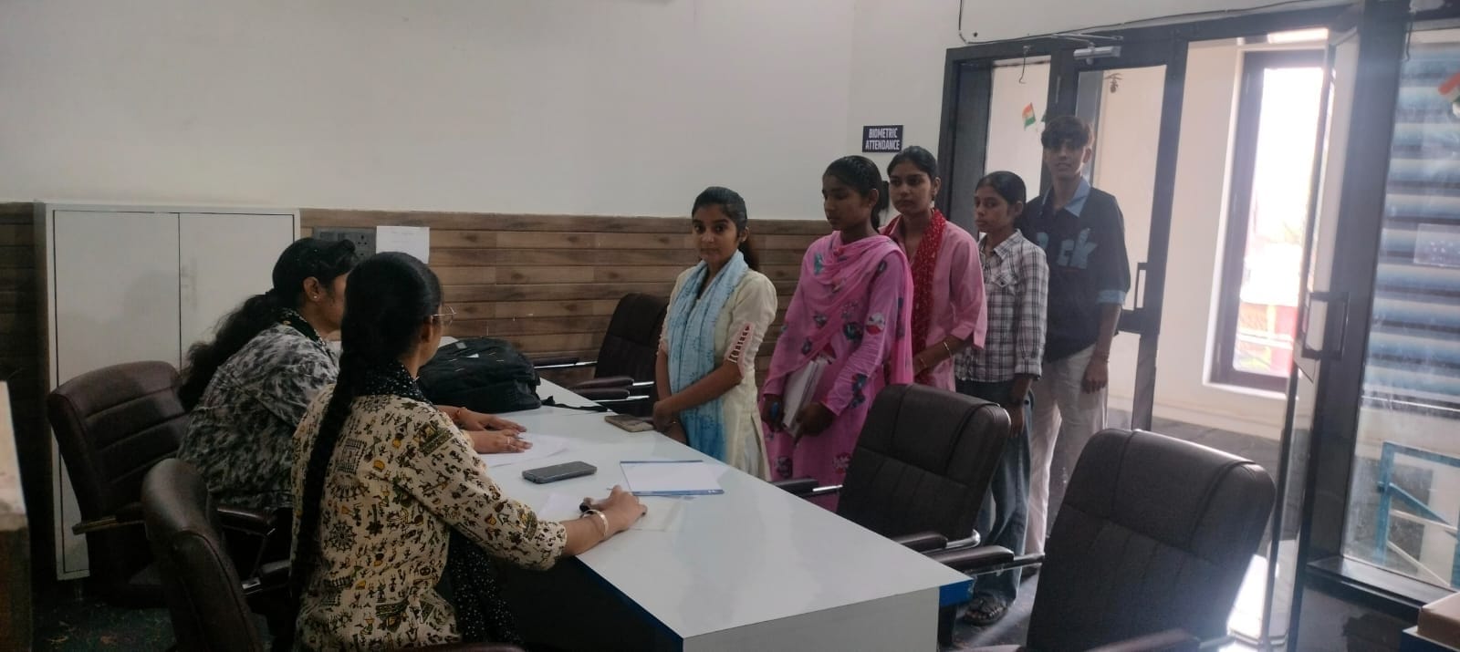 धोबीघाट हिसार के हारट्रोन एडवांस स्किल सेंटर में प्रदेश सरकार की योजना के तहत परीक्षा देेते विद