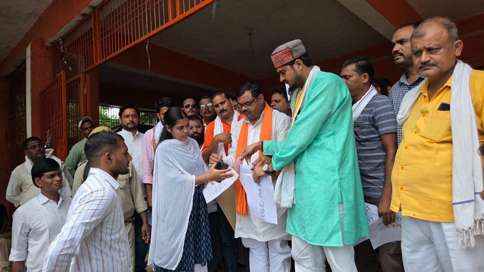 उपजिलाधिकारी जमानिया को धरना के बाद पत्रक सौंपते अखिल भारतीय क्षत्रिय महासभा युवा एवं सवर्ण विक