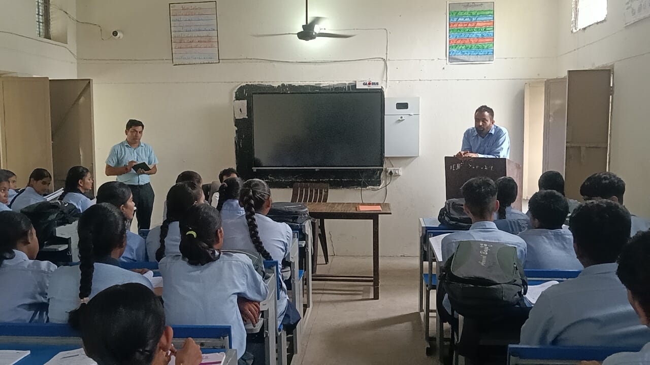 विद्यार्थियों से बातचीत करते हुए एसडीएम मनीष कुमार। विज्ञप्ति