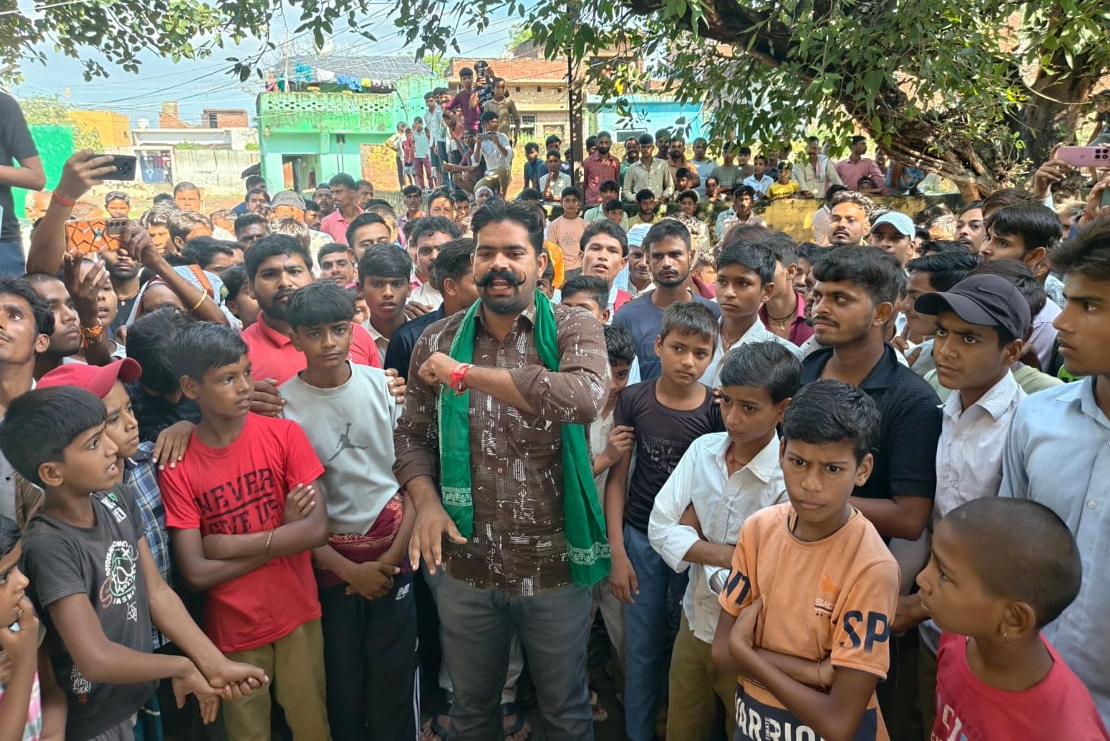 विद्यालय के बाहर प्रदर्शन करते ग्रामीण व विद्यार्थी। संवाद