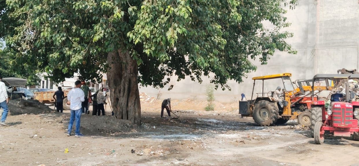 Sanitation workers on strike... Municipal Council removes over 200 tonnes of garbage