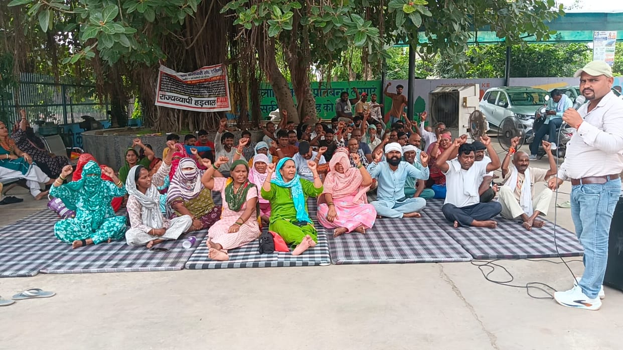 Sanitation workers' strike continues for 34th day, 150 tonnes of garbage in the city