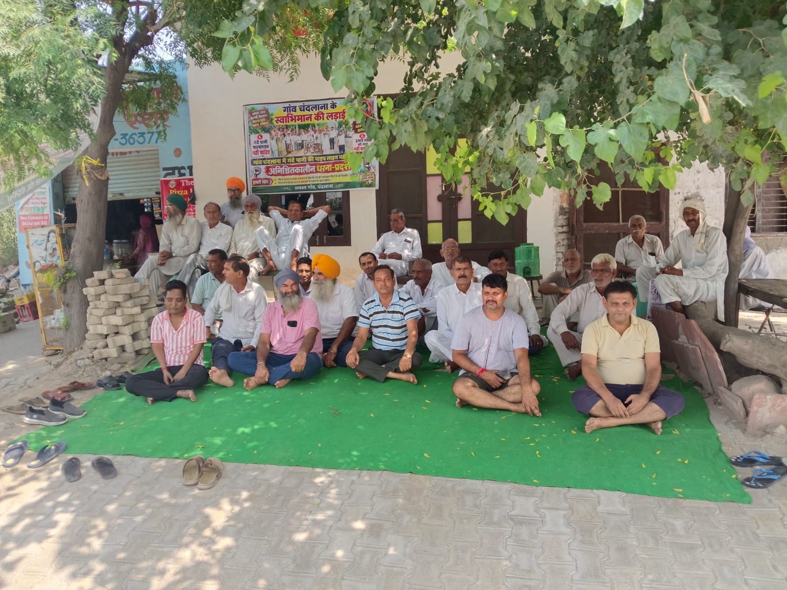 09 ढांड 01 जन स्वास्थ्य विभाग के खिलाफ धरना प्रदर्शन करते हुए चंदलाना के ग्रामीण।