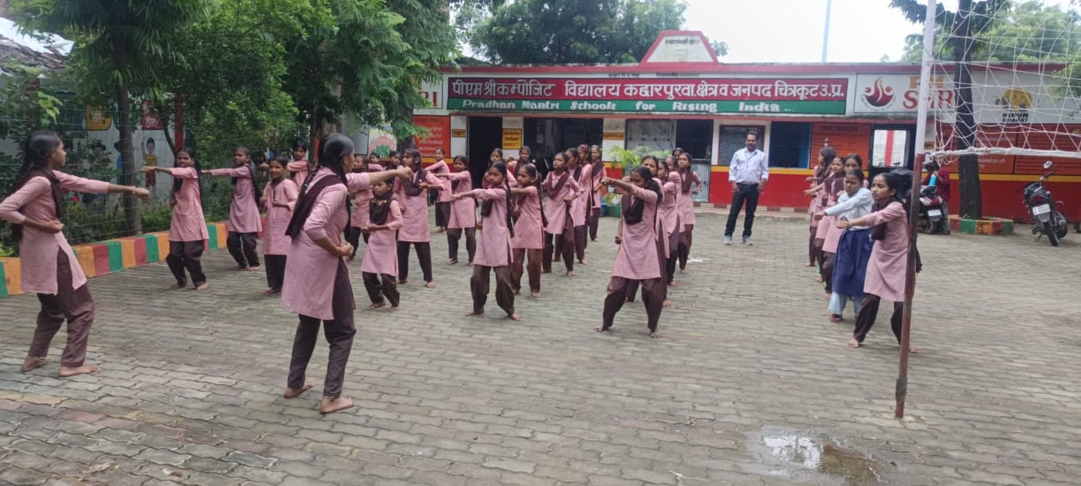 09 सीकेटीपी-10-विद्यालय में आत्मरक्षा के प्रशिक्षण में भाग लेती बेटियां। संवाद