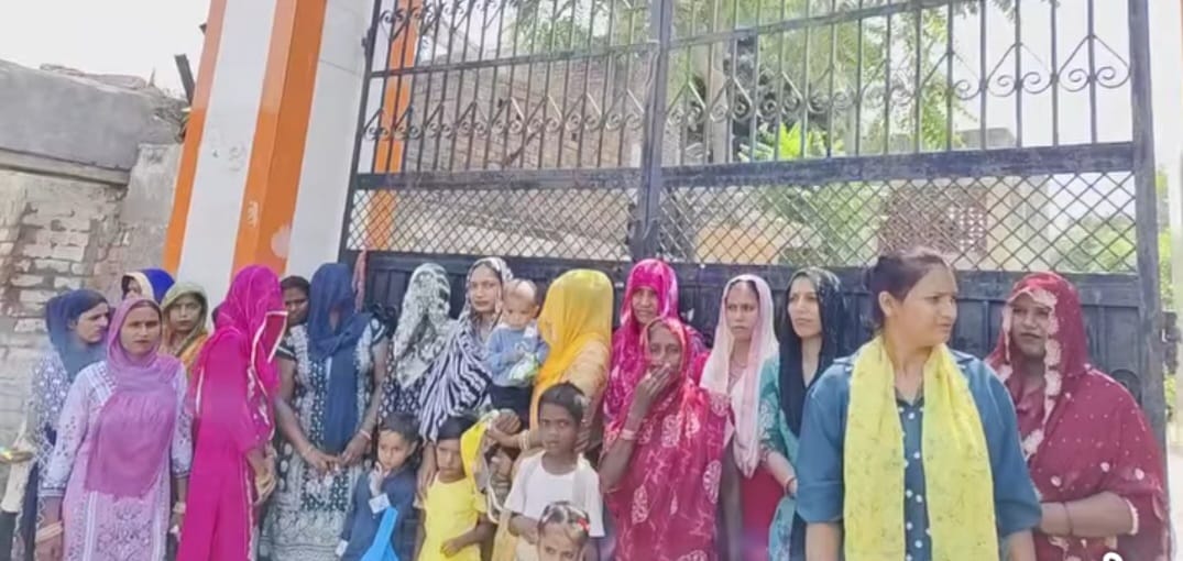 Women protested against the removal of Anganwadi center from the government middle school.