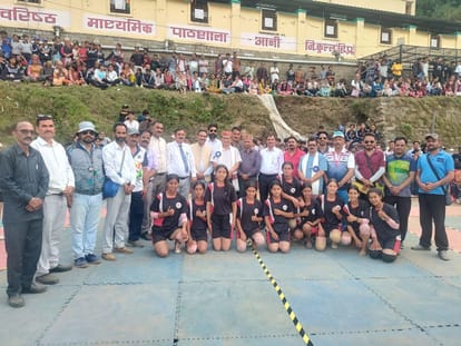 आनी स्कूल में आयोजित अंडर-19 छात्रा वर्ग खेलकूद प्रतियोगिता के समापन अवसर पर विजेताओं को सम्मान