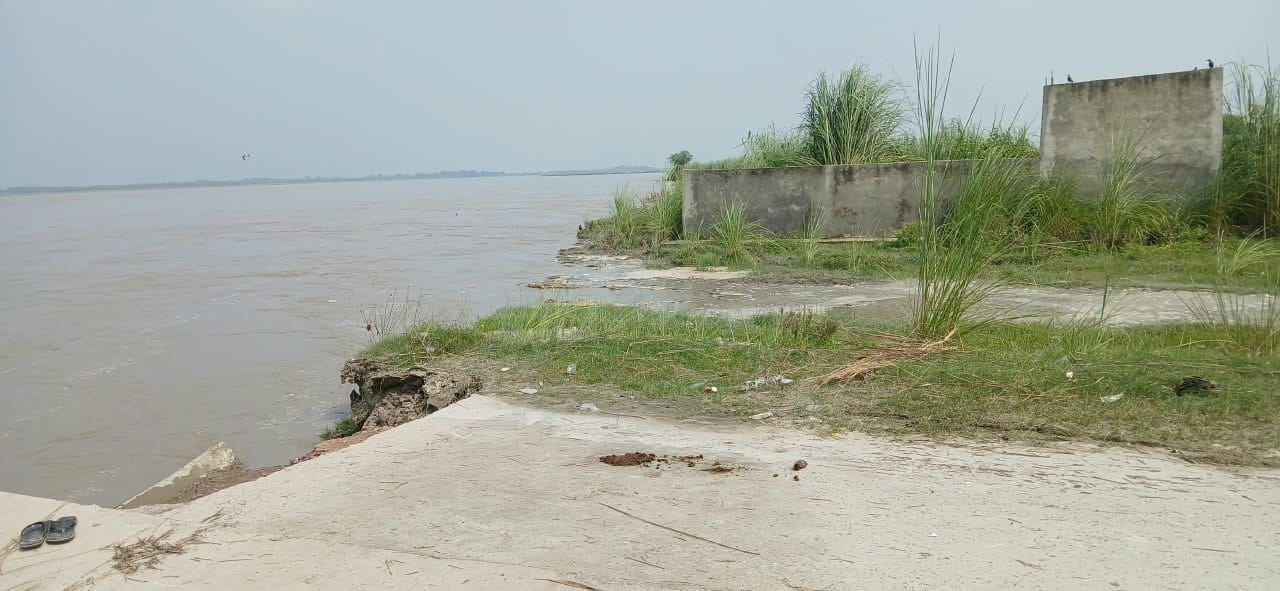 अहार क्षेत्र में गंगा में बहा सिद्धबाबा को जाने वाला सीसी मार्ग। संवाद