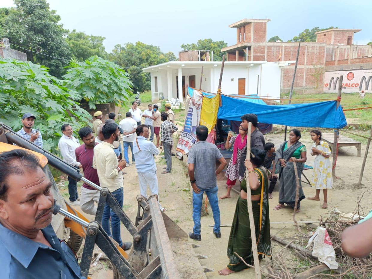 Bricks and stones thrown at the team that reached to remove encroachment