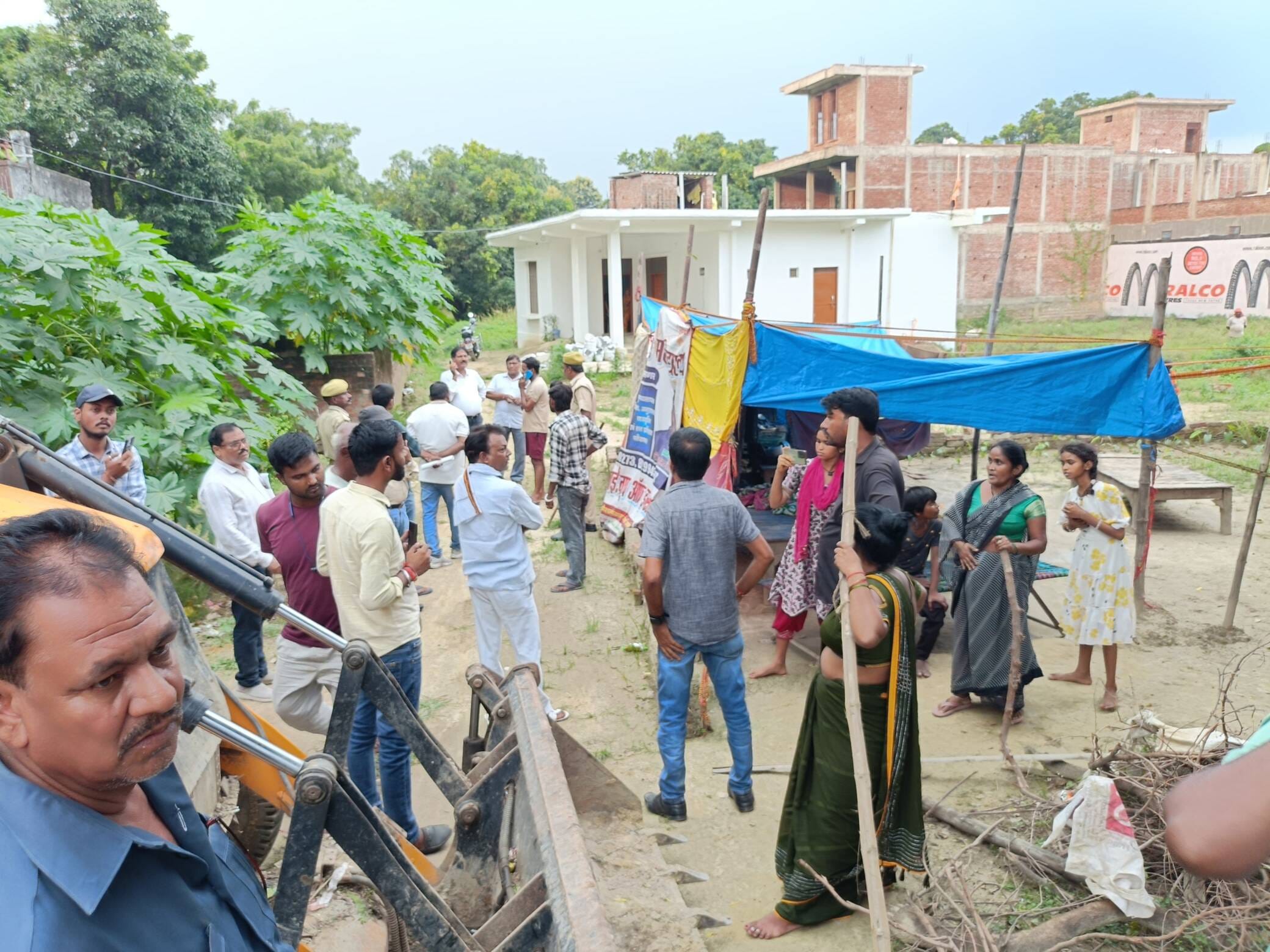 अकबरपुर के मीरानपुर मोहल्ले के रसूलाबाद में बुधवार को अतिक्रमण हटाने पहुंची राजस्व विभाग और नगर