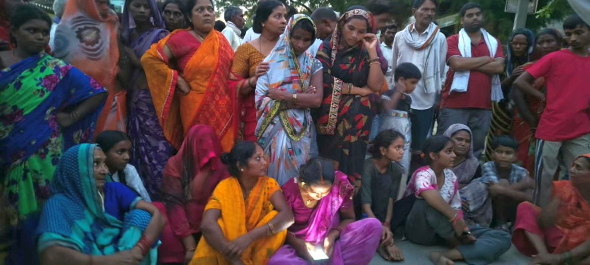 अखंडनगर के अलीपुर बाजार में प्रदर्शन करते ग्रामीण। स्रोत-ग्रामीण