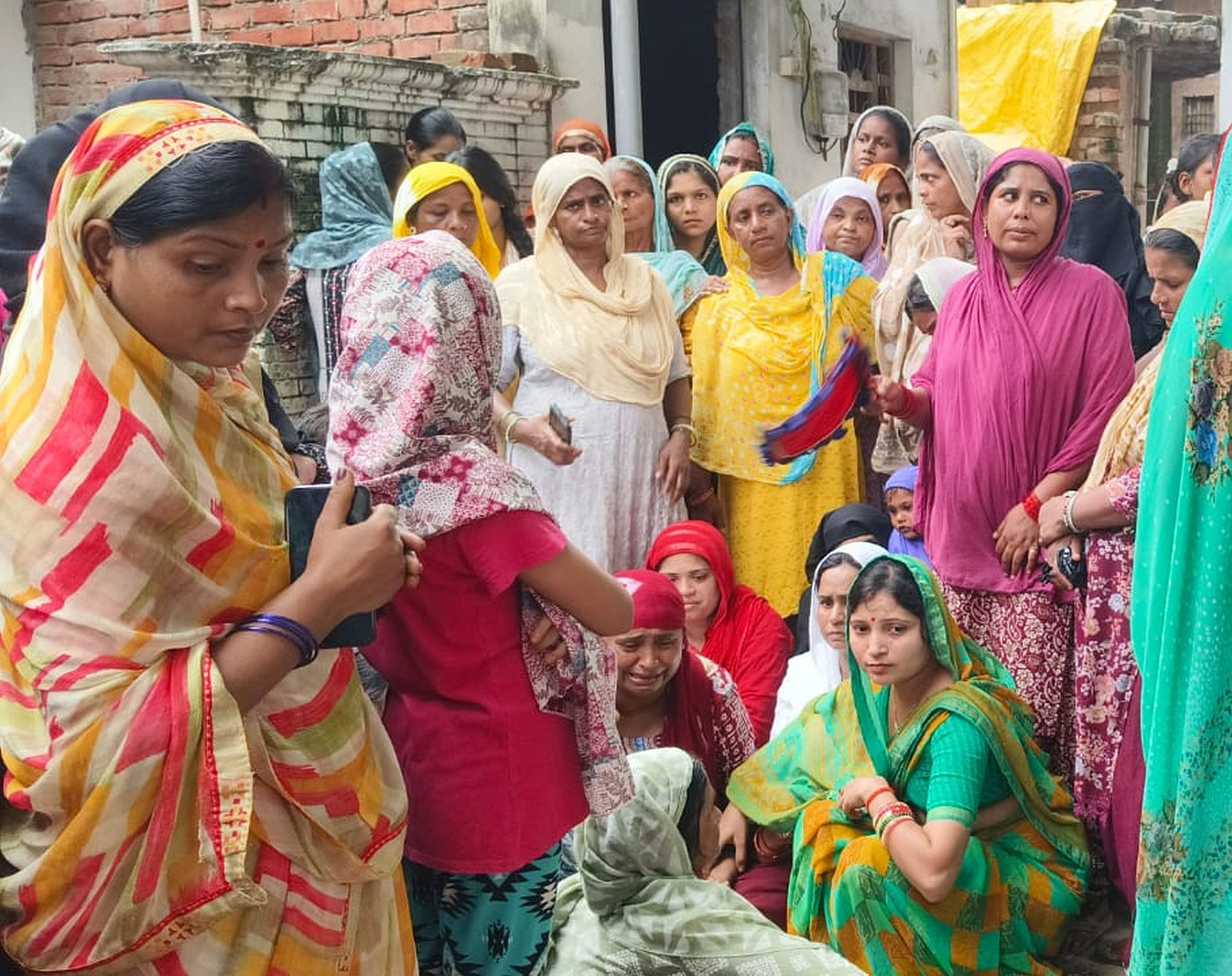 अमेठी के कटरा राजा हिम्मत सिंह के समदिया मोहल्ले में रोते-बिलखते परिजन। स्रोत: स्थानीय नागरिक
