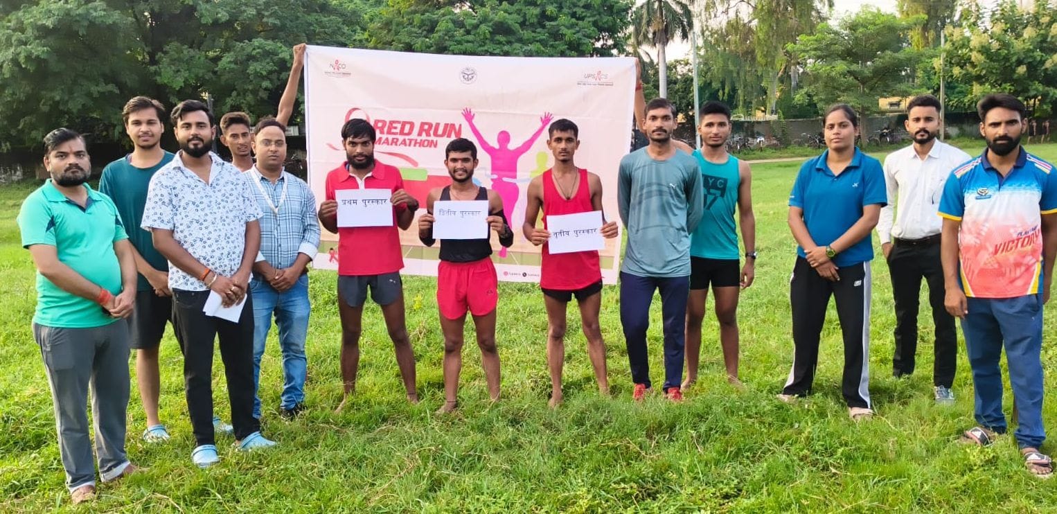 अदम गोंडवी खेल मैदान में आयोजित मैराथन में शामिल युवा। 