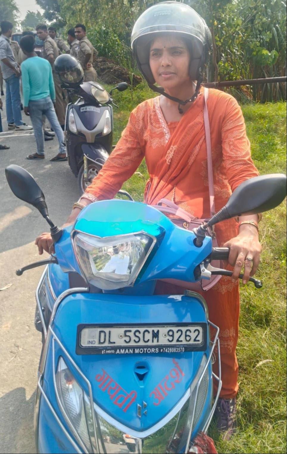 बाबरी क्षेत्र में लूट से पीड़ित शिक्षिका दुर्गा  देवी। संवाद