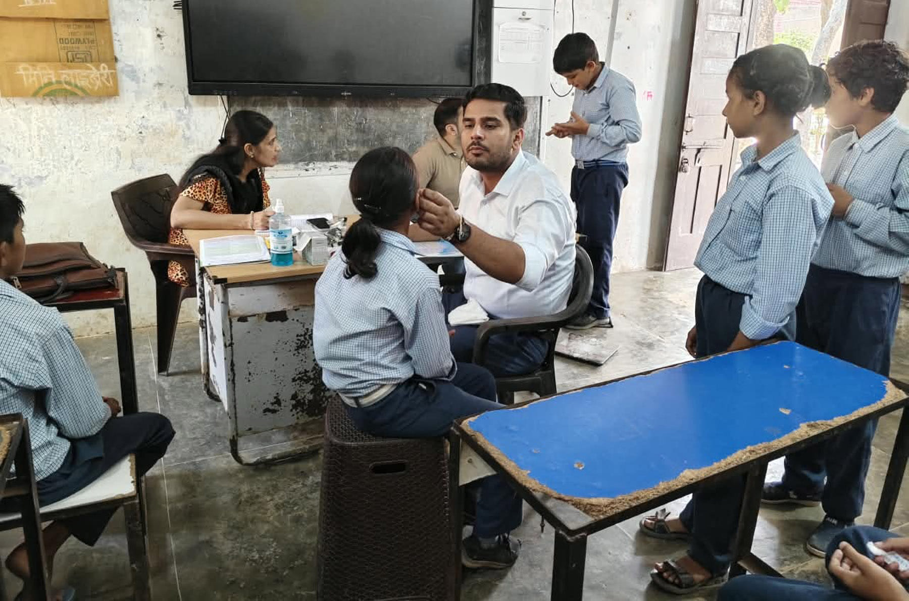 बच्चों जांच करते डॉक्टर की टीम। विज्ञप्ति