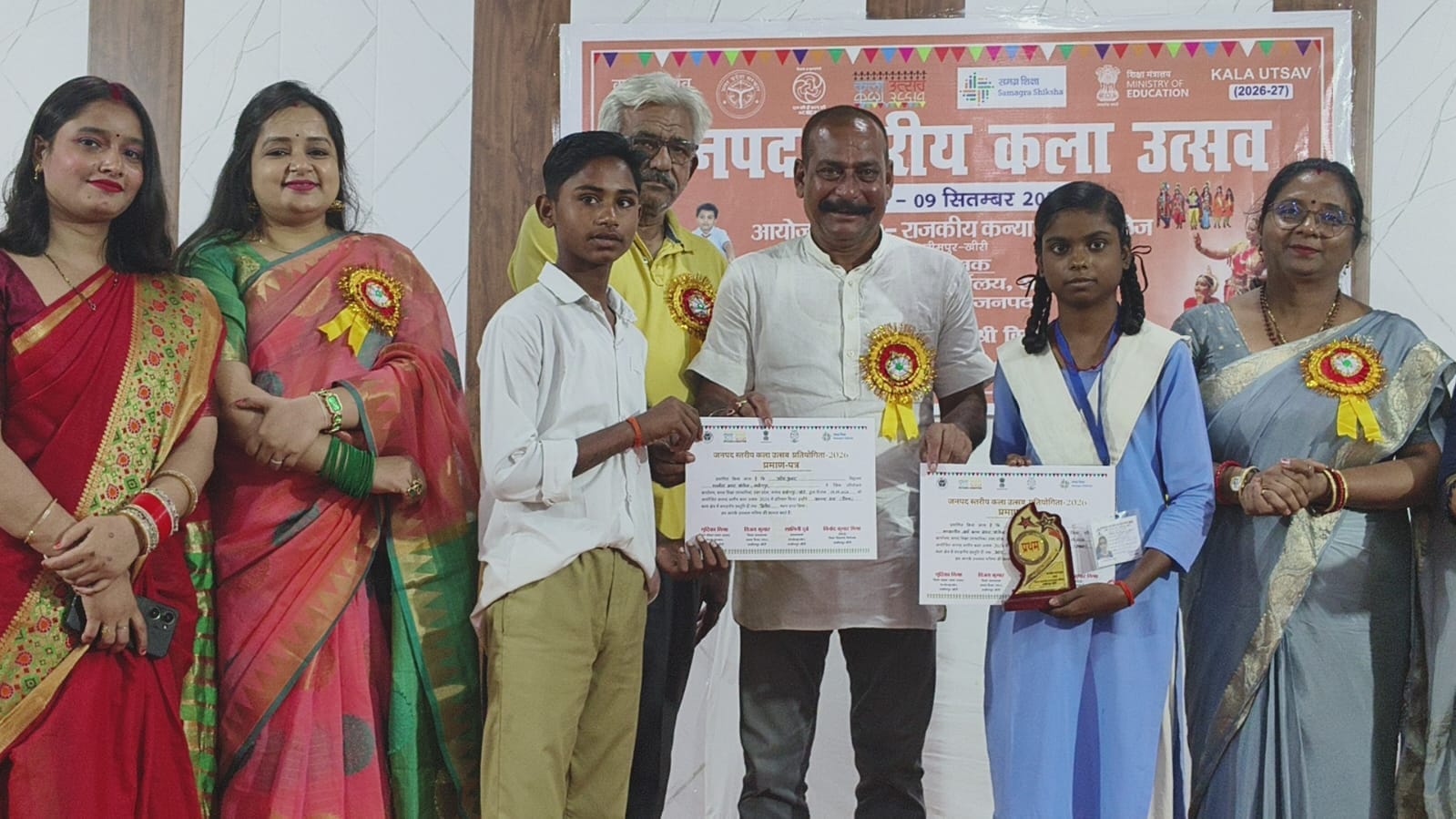 बच्चों को पुरस्कृत करते विधायक योगेश वर्मा। स्रोत: काॅलेज