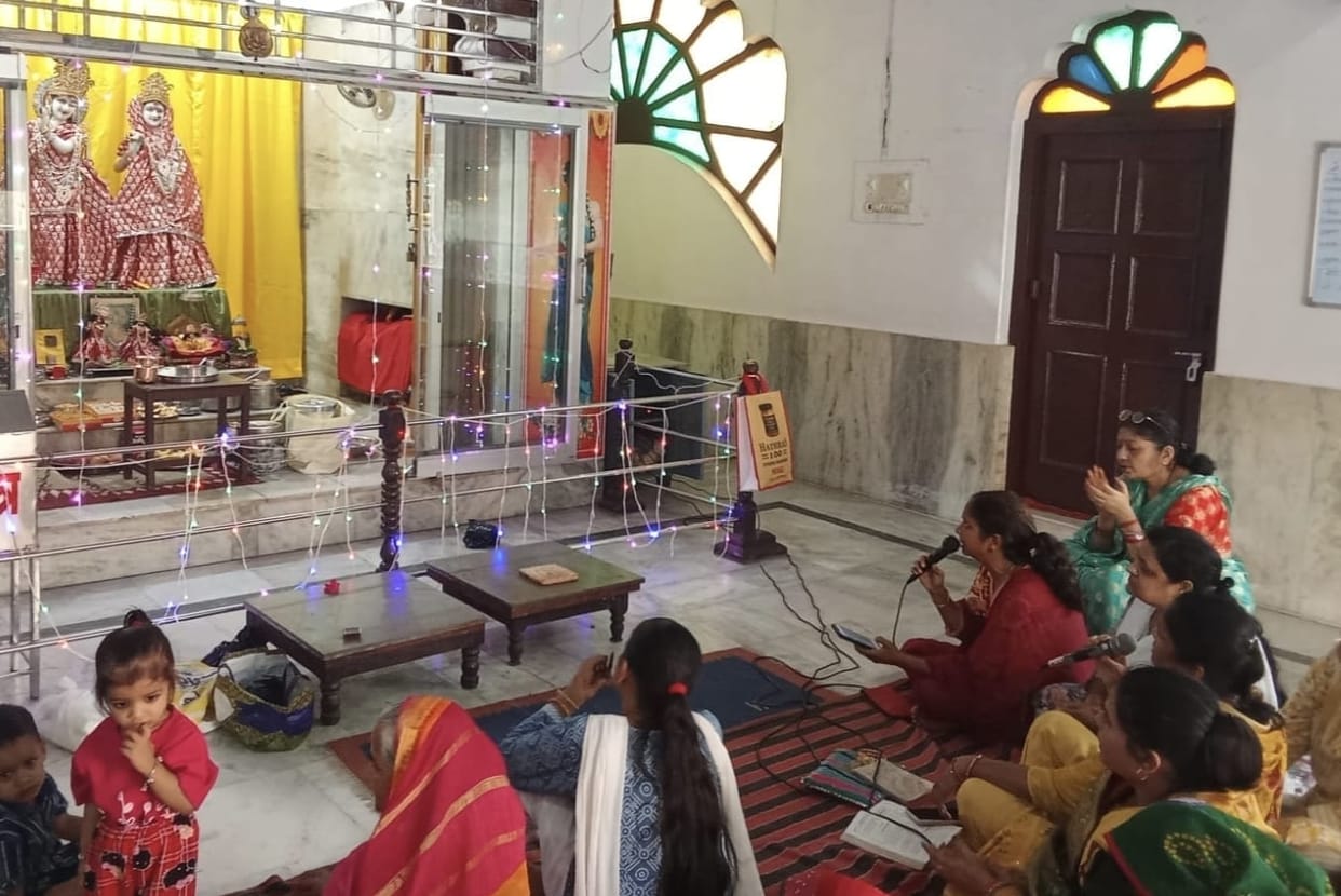 Mangal Geet resonates on Lord Krishna's Chhathi