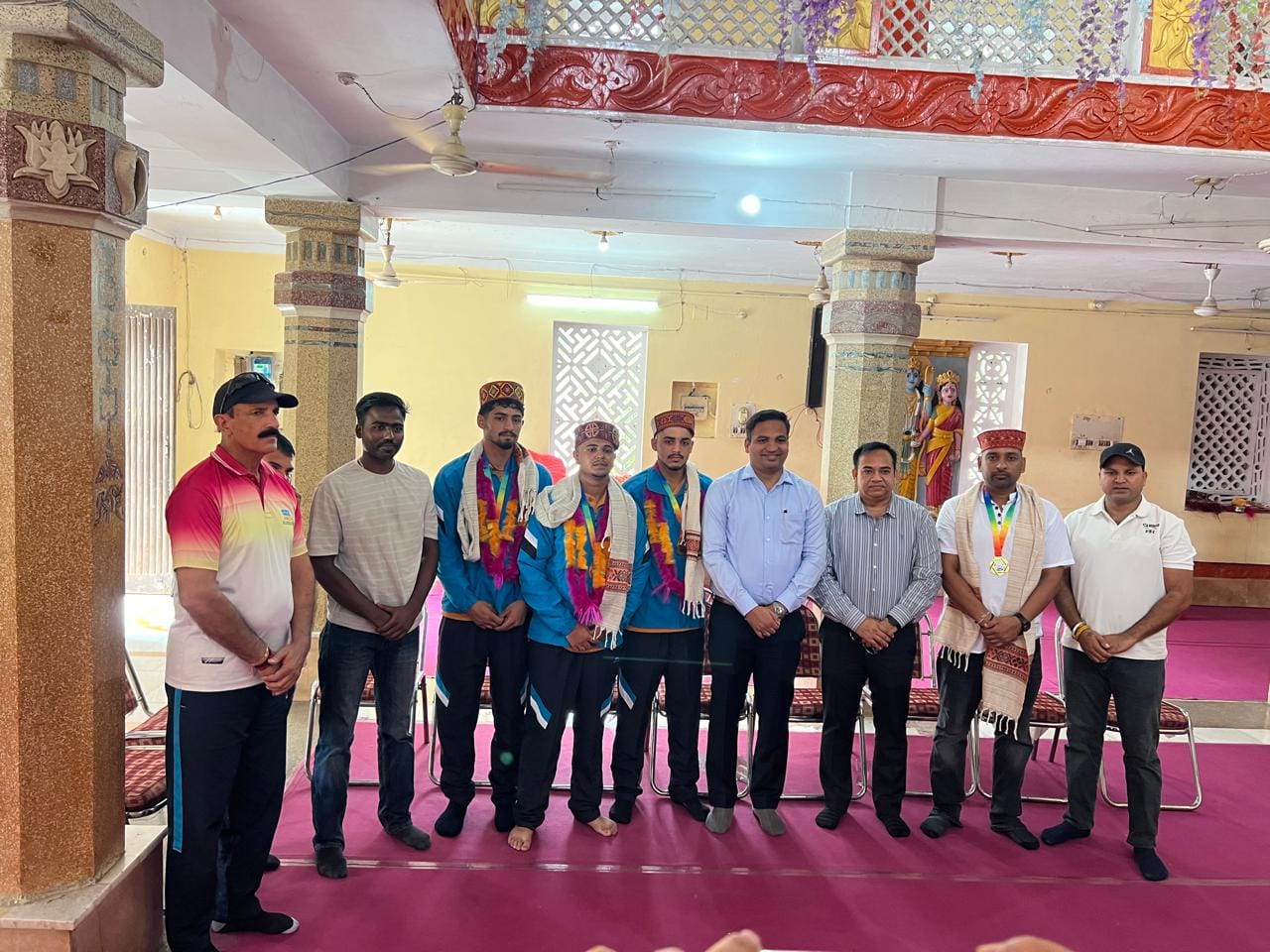 बिलासपुर में हैंडबाल खिलाड़ी प प्रशिक्षक उपायुक्त के साथ। स्रोत: जागरूक पाठक