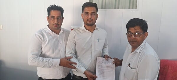 बार एसोसिएशन नारनौंद के सचिव पद के लिए नामांकन पत्र दाखिल करते अधिवक्ता गौरव लोहान। 